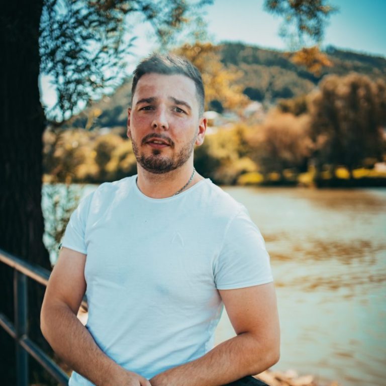 Porträtaufnahme einer Person vor einem Fluss.