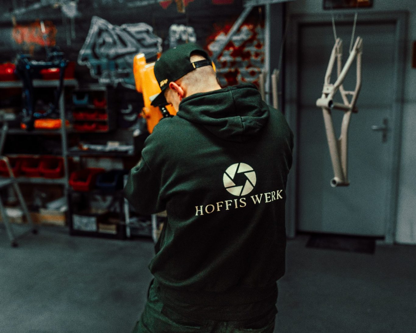 Person mit Kapuzenpullover bei der Fotografie eines Lagers. 